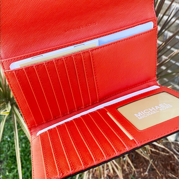 SALE‼️‼️ 👜💕- Michel Kors Large trifold Wallet - Picture 4 of 4